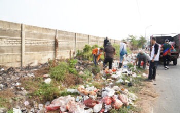 Sampah Liar Menumpuk di Jalan Menuju TPI Pangkalpinang, DLH Kerahkan 9 Armada