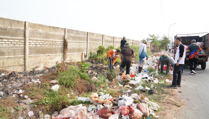Sampah Liar Menumpuk di Jalan Menuju TPI Pangkalpinang, DLH Kerahkan 9 Armada